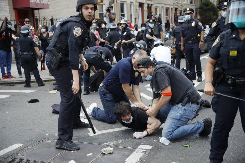 Manifestantes son detenidos por la policía