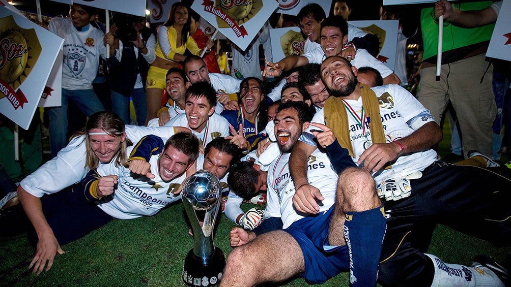 Los jugadores de Pumas festejan el título