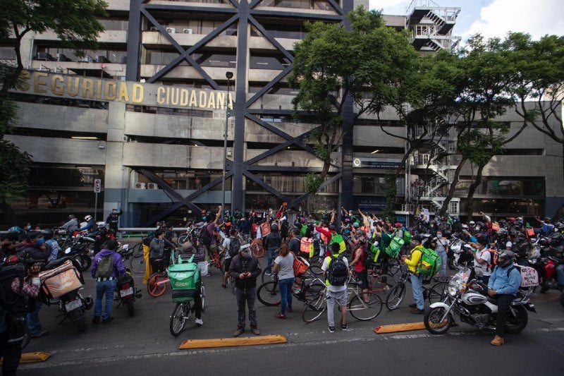 Repartidores afuera de la Secretaría de Seguridad Ciudadana