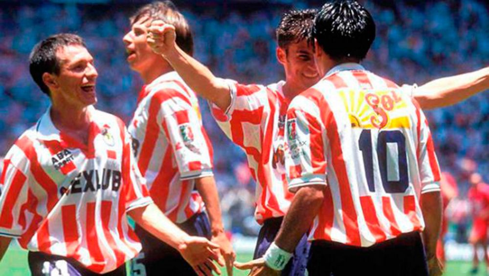 Jugadores de Chivas celebran un gol en 1997