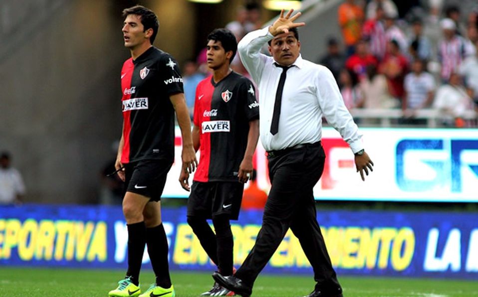 Asad se despide la afición tras terminar un juego