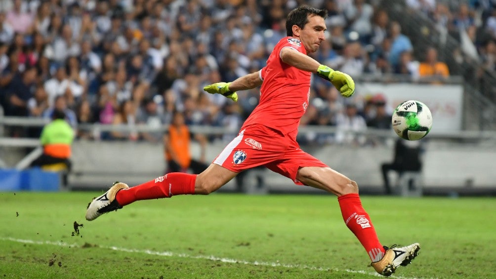 Marcelo Barovero durante un partido con Monterrey