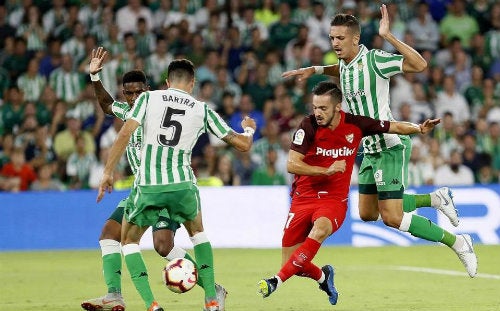 Jugadores de Betis y Sevilla disputan un balón