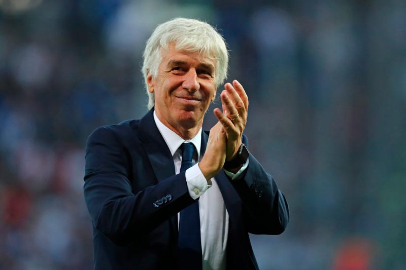 Gian Piero Gasperini aplaude a los aficionados