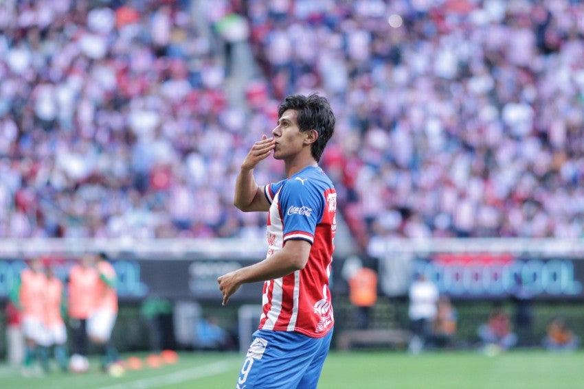 Macías durante un partido con Chivas