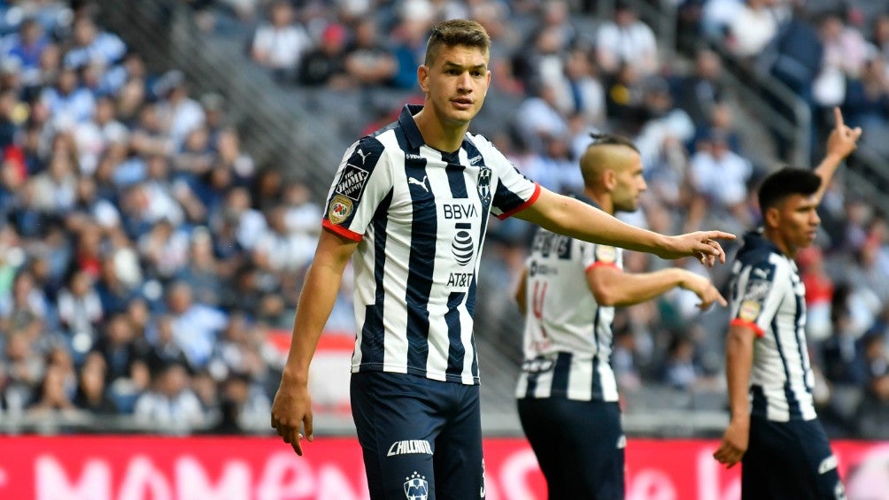 César Montes durante un partido con Monterrey