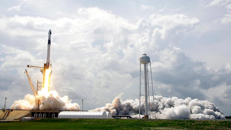 El cohete Falcon 9 despegando