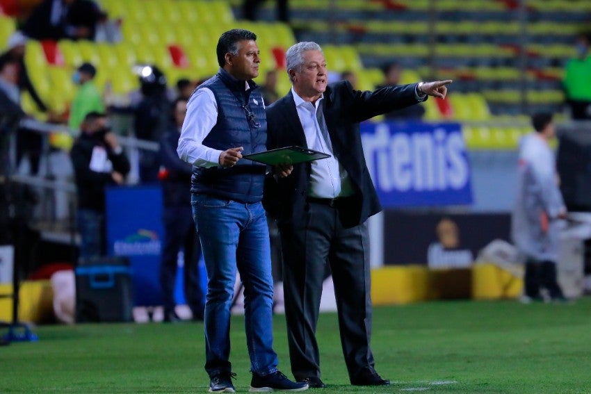 Víctor Manuel Vucetich durante un partido con Querétaro