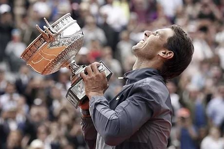 Nadal, con el trofeo de Roland Garros de 2019