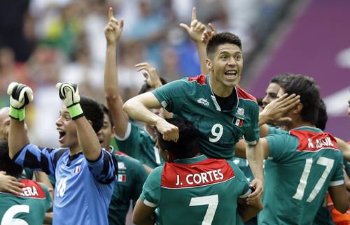 Oribe es cargado por sus compañero tras logrear la medalla olímpica