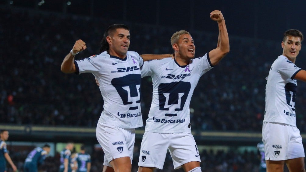 Barrera y Malcorra celebran un gol durante un partido con Pumas