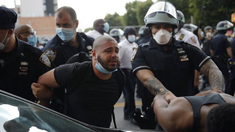 Manifestantes son detenidos por la policía 