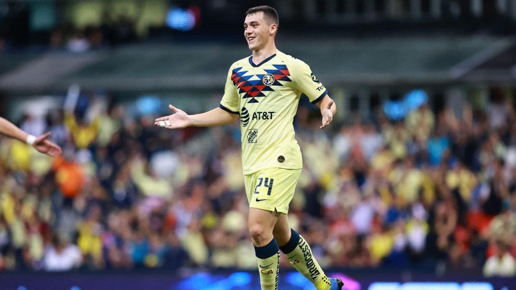 Federico Viñas celebrando un gol con América