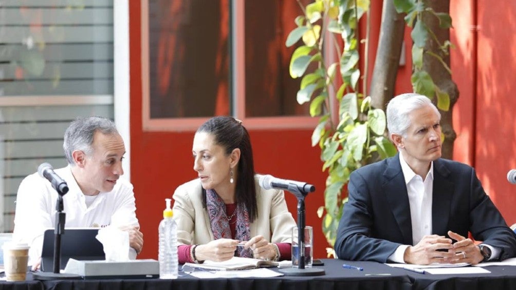 Sheinbaum y Gatell platican durante una conferencia