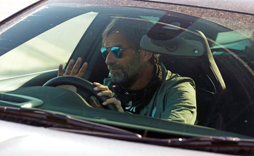 Klopp llegando a las instalaciones del Liverpool en carro