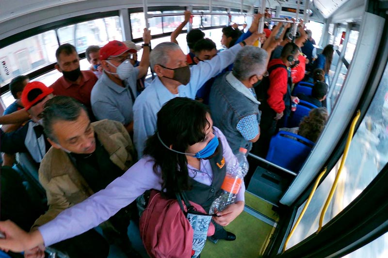 Personas en el transporte público de la Ciudad de México