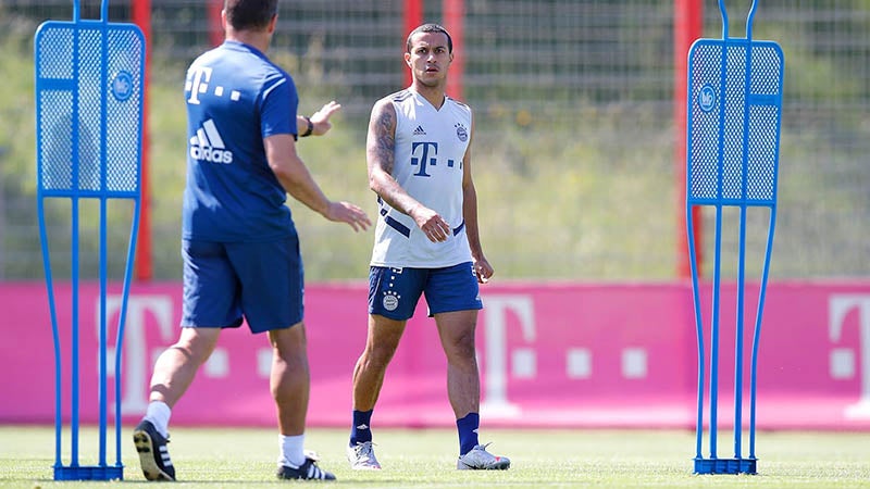 Thiago Alcántara recibe indicaciones en la sesión del Bayern 