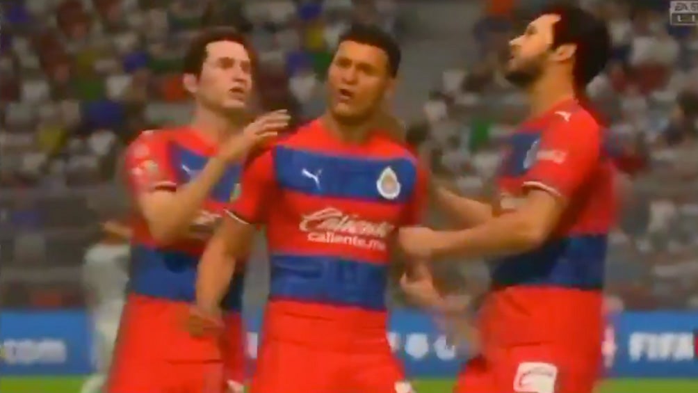 Jugadores de Chivas celebran un gol en la eLigaMx