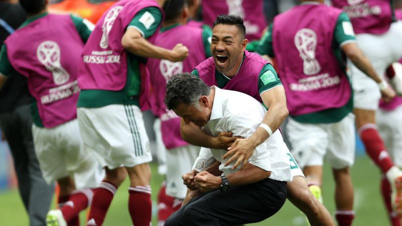 Fabián celebra con Osorio el gol de Lozano contra Alemania 