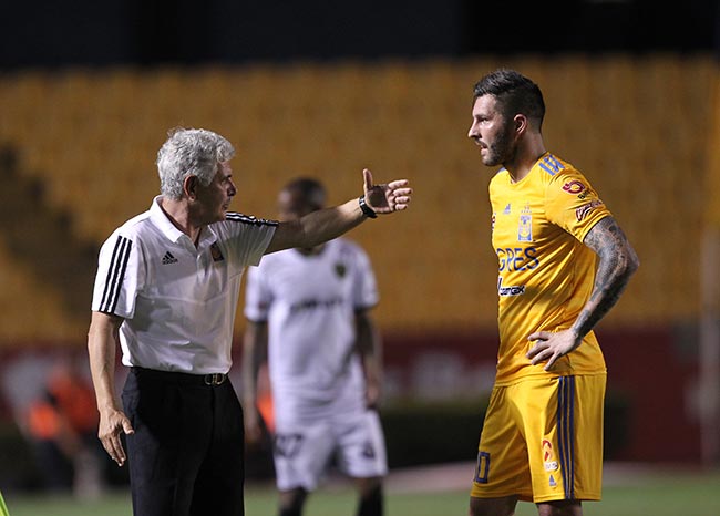 Tuca regaña a Gignac en un juego de Tigres