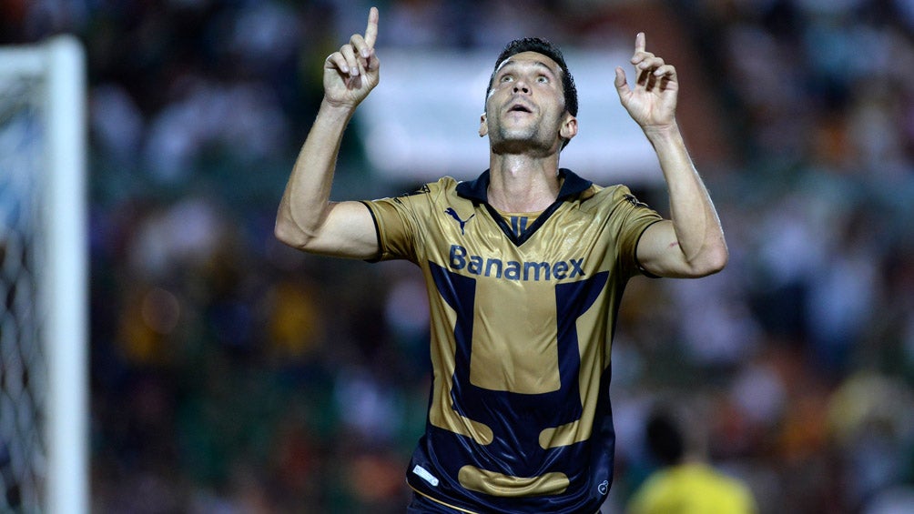 Luis García festeja un gol con Pumas en 2013