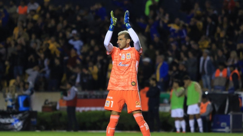 Nahuel Guzmán durante un partido con Tigres