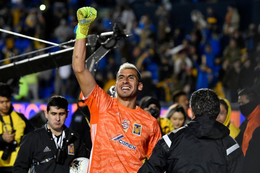 Nahuel Guzmán celebra un gol con Tigres