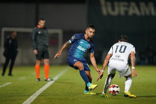 Tecatito Corona durante el partido ante el Famalicao