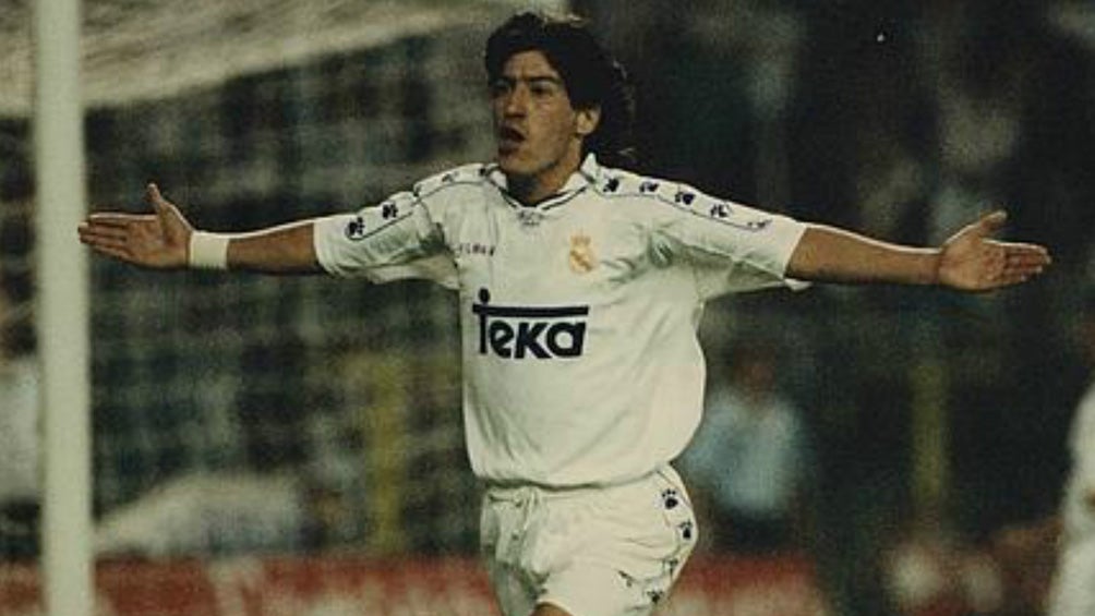 Iván Zamorano celebra una anotación con el Real Madrid