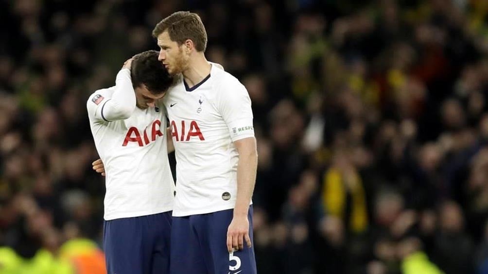 Jugadores del Tottenham se lamentan tras eliminación de FA Cup