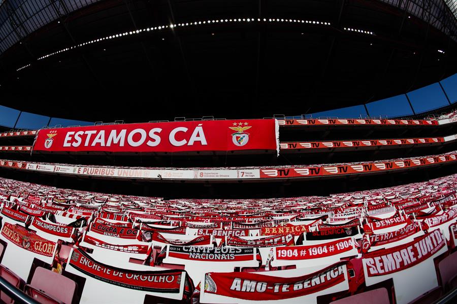 Bufandas del Benfica en las tribunas del Estádio da Luz