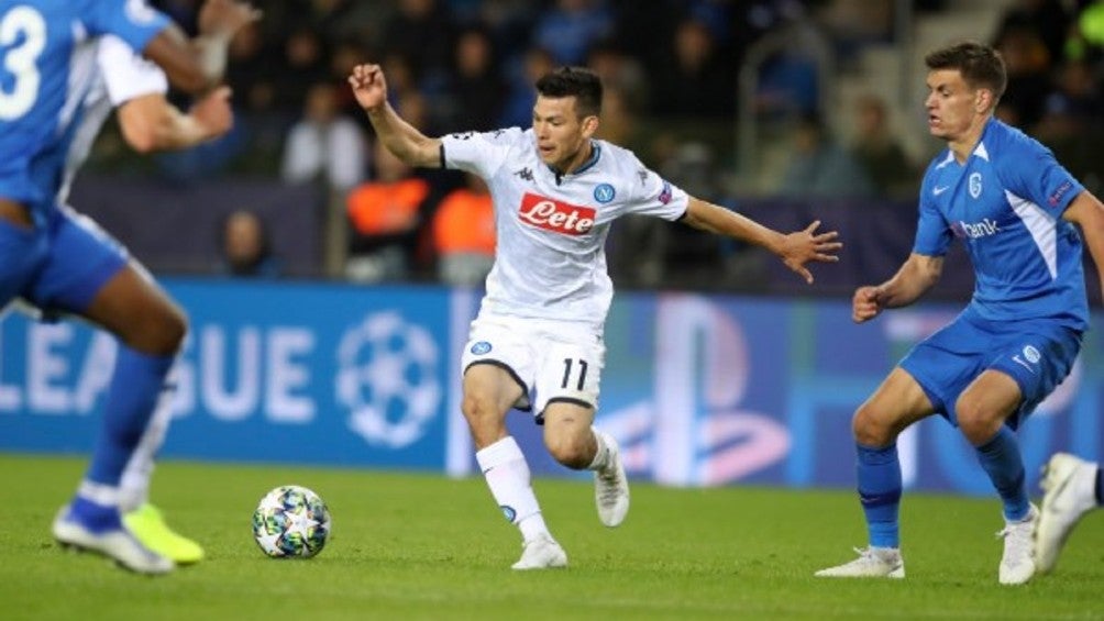 Hirving Lozano durante un partido con Napoli