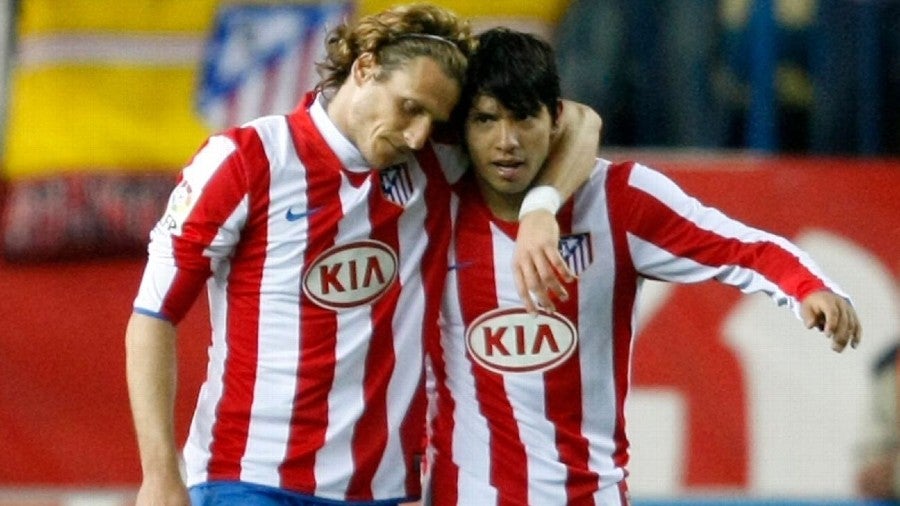 Diego Forlán junto al Kun Agüero