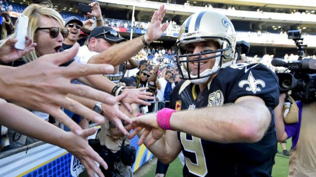 Drew Brees saludo a los fans después de un partido