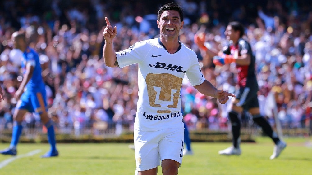 Matías Alustiza celebrando un gol con Pumas