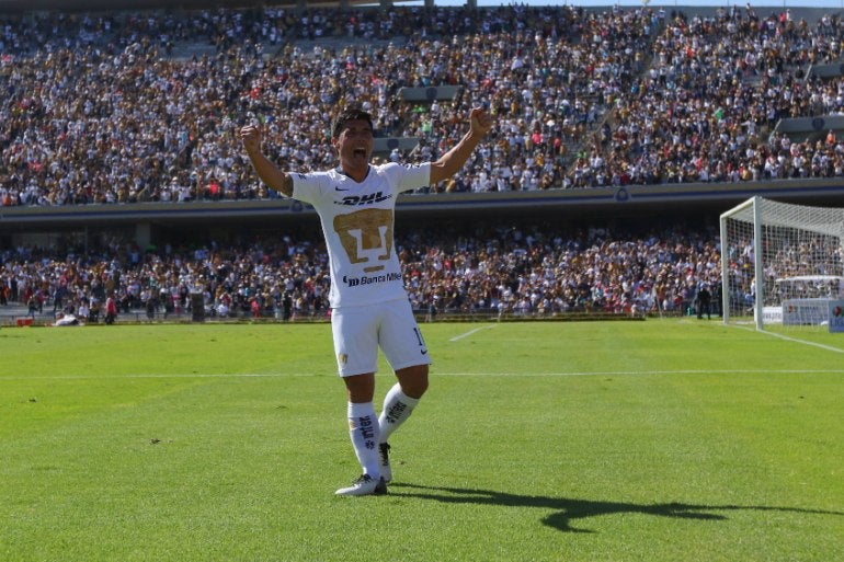 Matías Alustiza celebrando un gol con Pumas