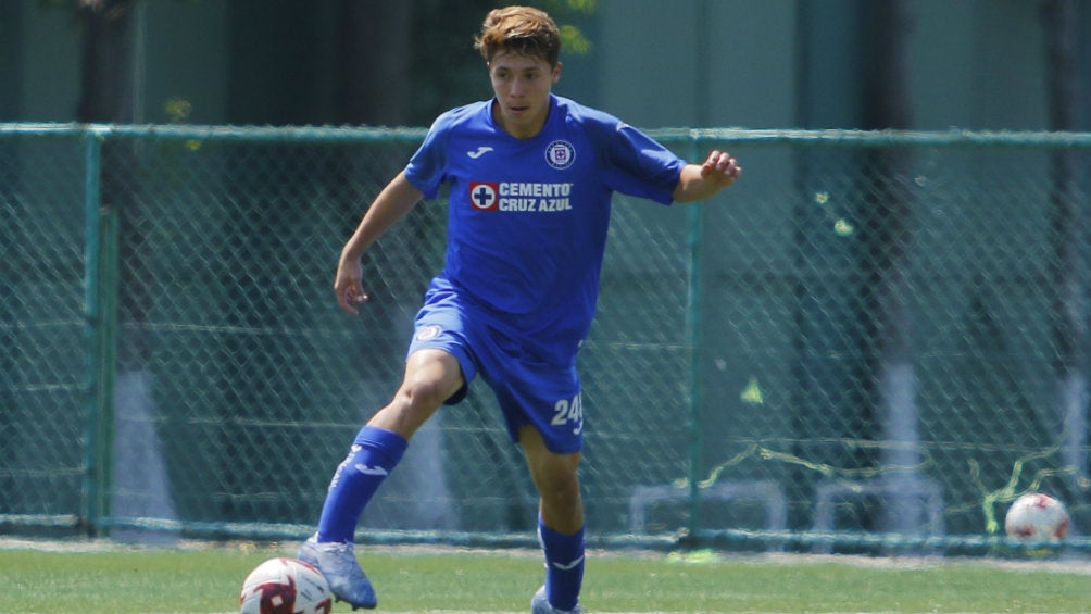 Rodrigo Huescas en partido con Cruz Azul