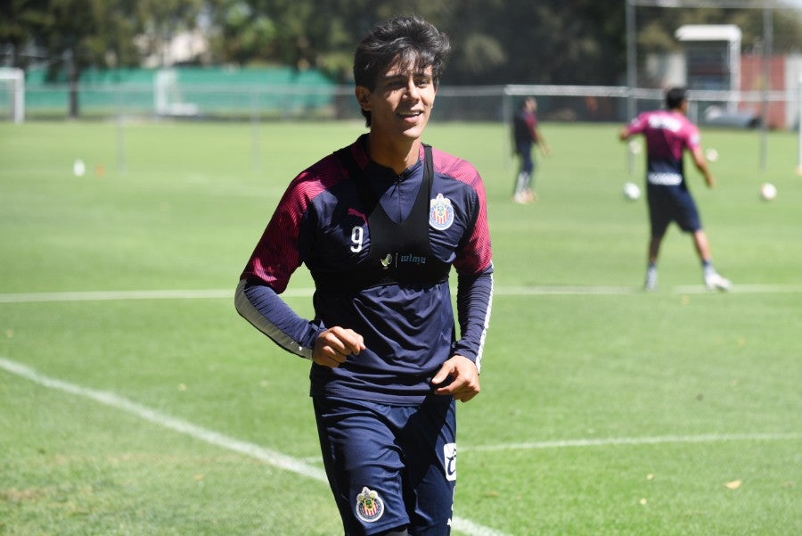 Macías durante un entrenamiento con Chivas