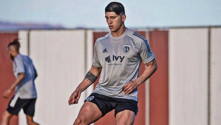 Alan Pulido en entrenamiento