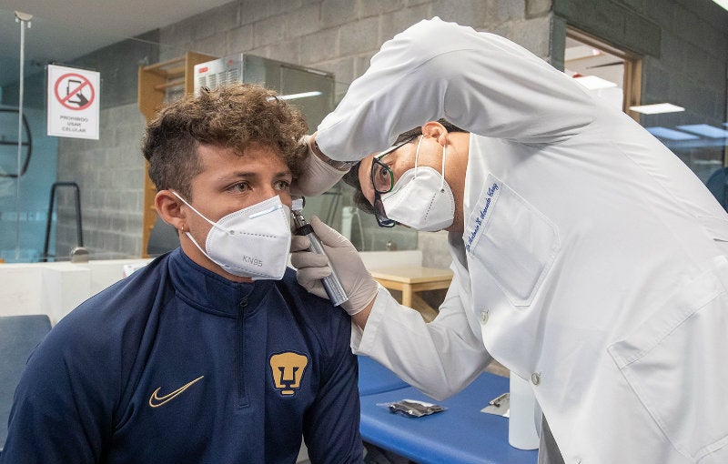 Los jugadores de Universidad terminaron de hacerse los análisis