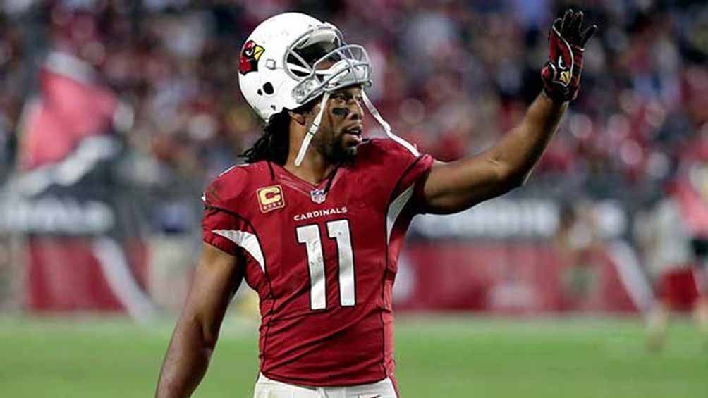 Larry Fitzgerald saluda a la afición en un juego