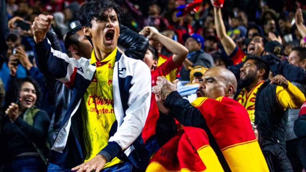 Afición celebra durante un partido de Morelia