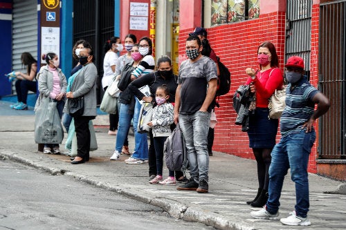 Gente esperando para abordar un camión