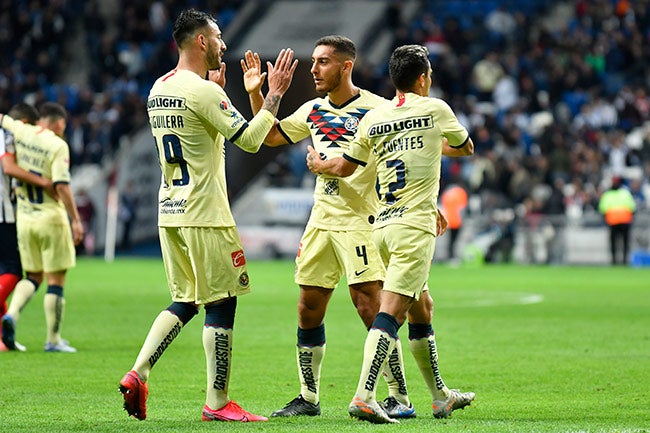 Cáceres y Aguilera se saludan tras un juego del América