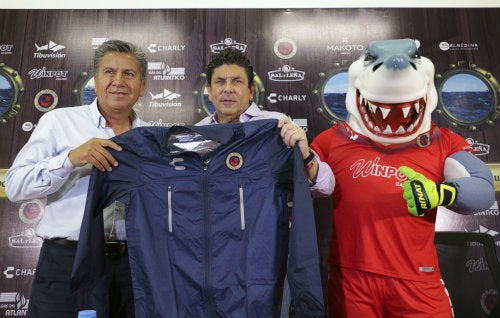 Raúl Arias y Fidel Kuri durante la presentación del primero