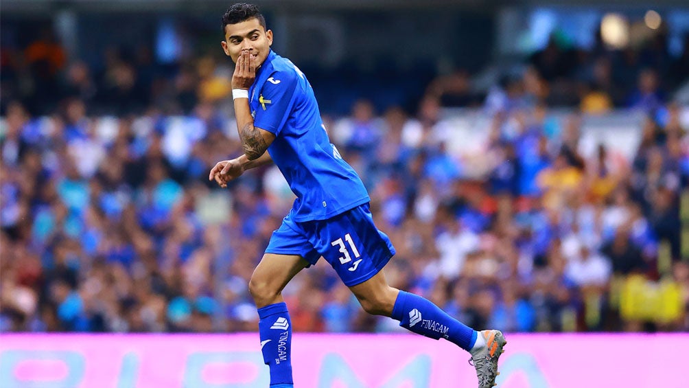 Orbelín Pineda, durante un juego con Cruz Azul