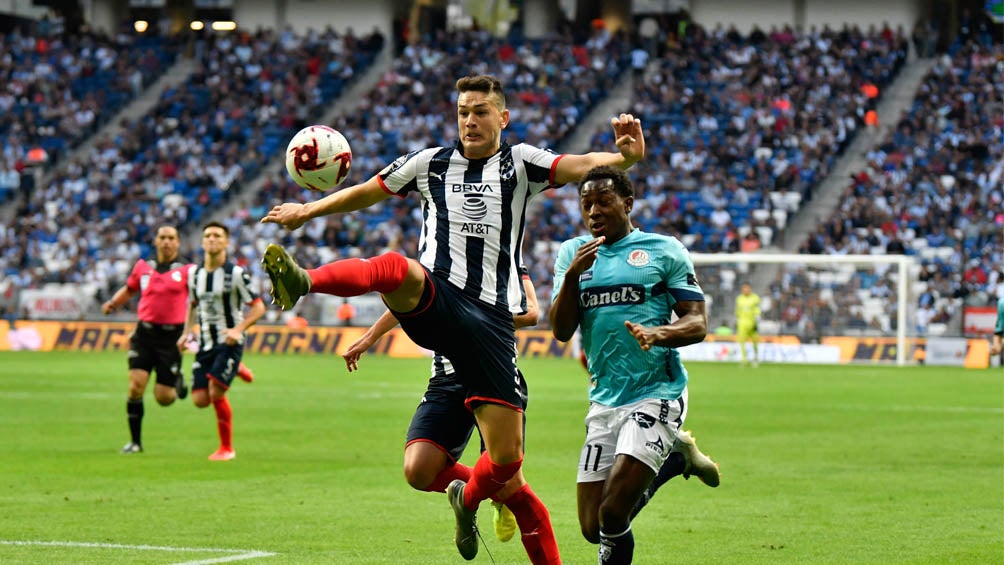 César Montes , durante un juego contra el San Luis