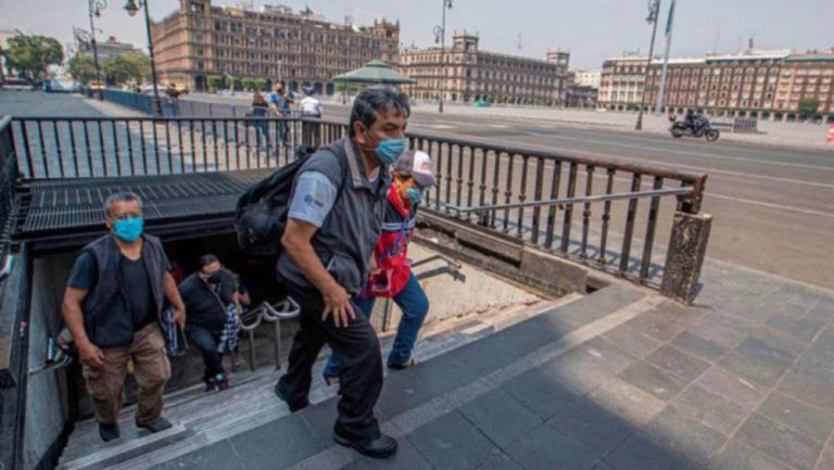 Personas saliendo del Metro en la Ciudad de México