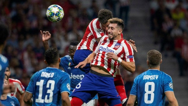 Héctor Herrera cabeceando un balón