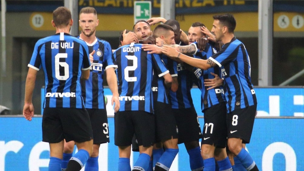 Jugadores del Inter celebran un gol